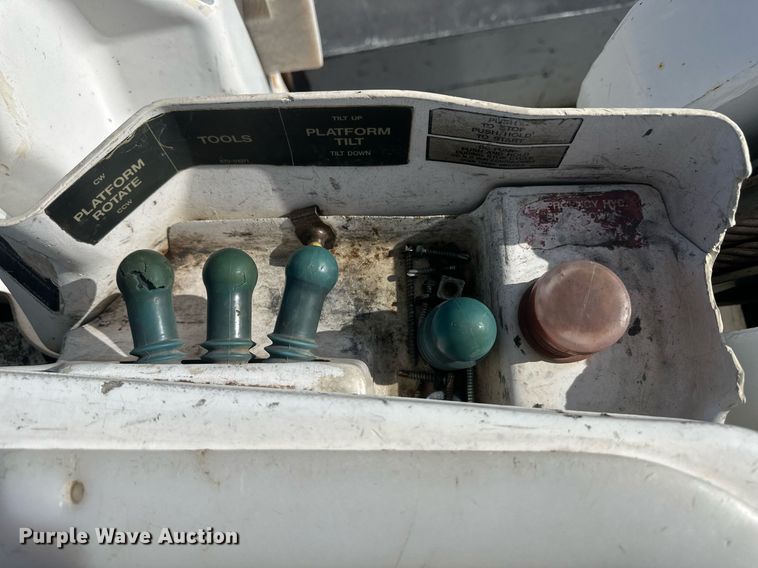 image for item EK9777 2007 International 7300  bucket truck