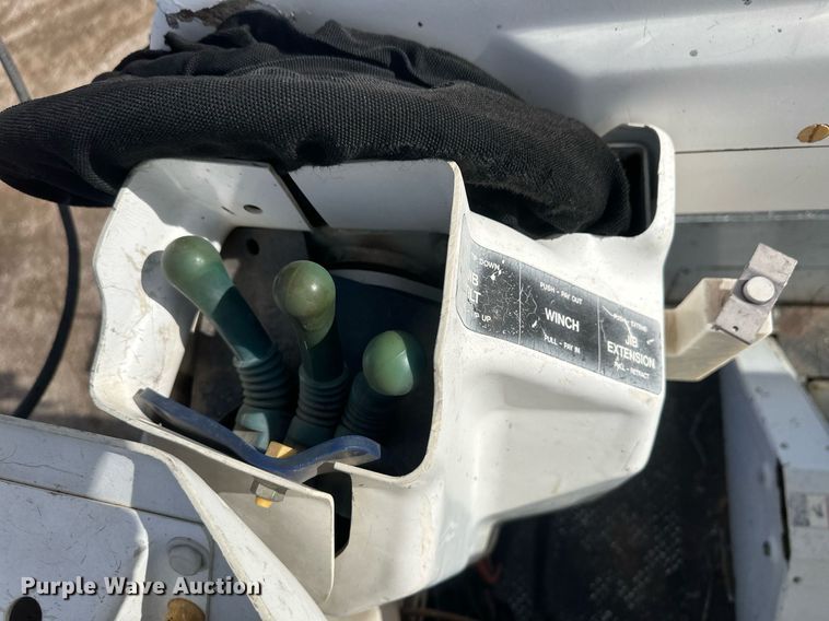 image for item EK9777 2007 International 7300  bucket truck