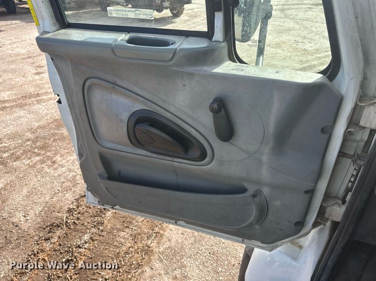 image for item EK9777 2007 International 7300  bucket truck