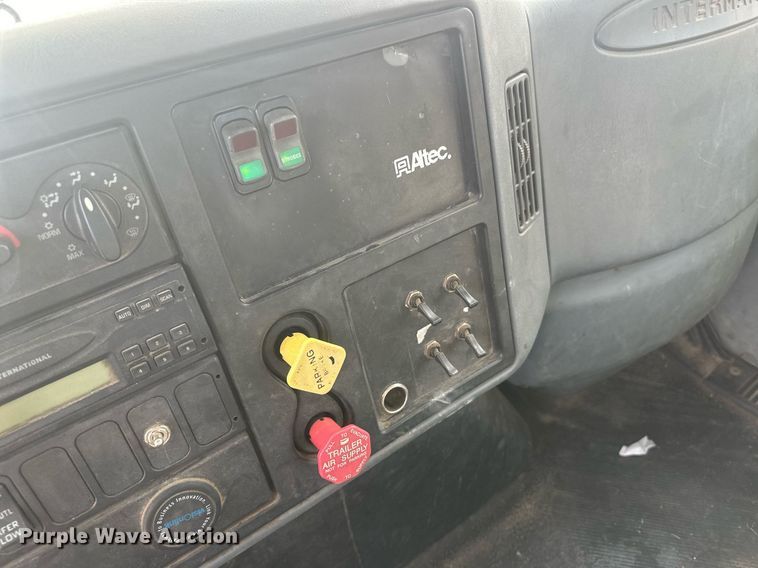 image for item EK9777 2007 International 7300  bucket truck