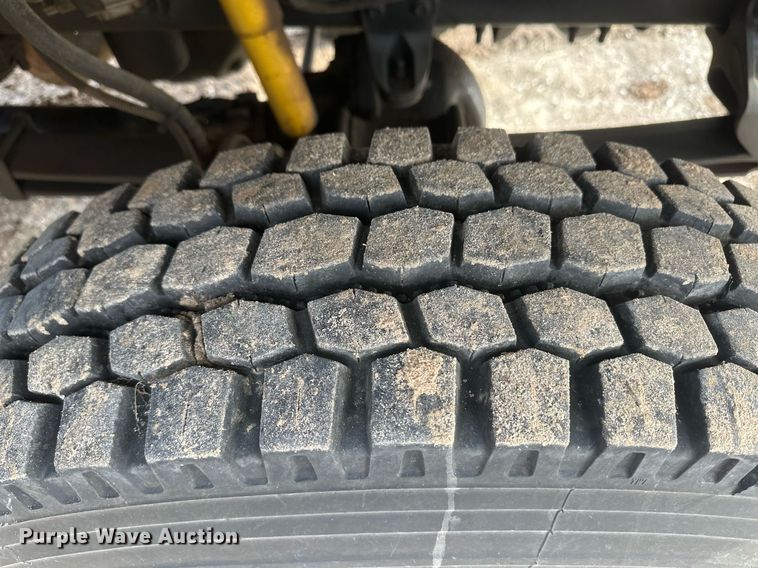 image for item EK9777 2007 International 7300  bucket truck