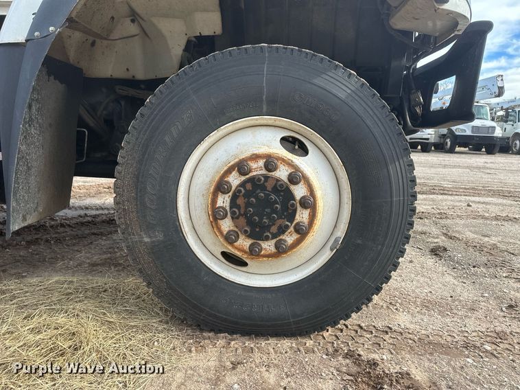 image for item EK9777 2007 International 7300  bucket truck