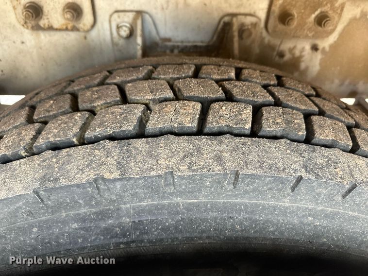 image for item EK9777 2007 International 7300  bucket truck