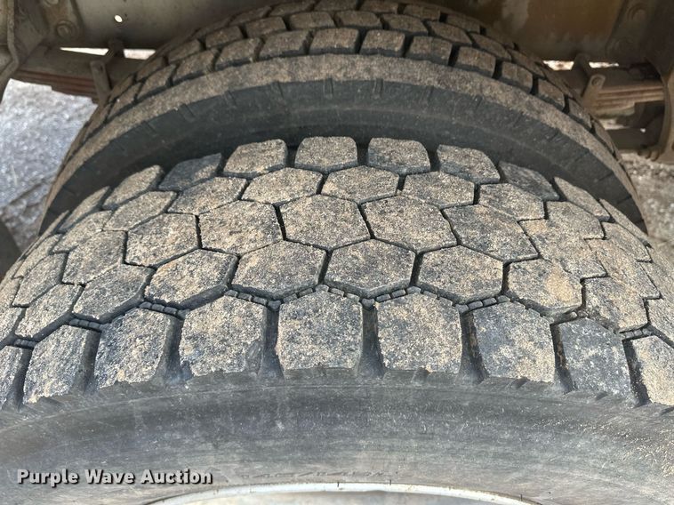 image for item EK9777 2007 International 7300  bucket truck