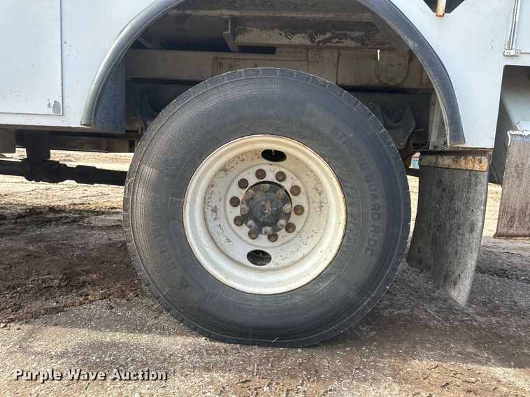 image for item EK9777 2007 International 7300  bucket truck