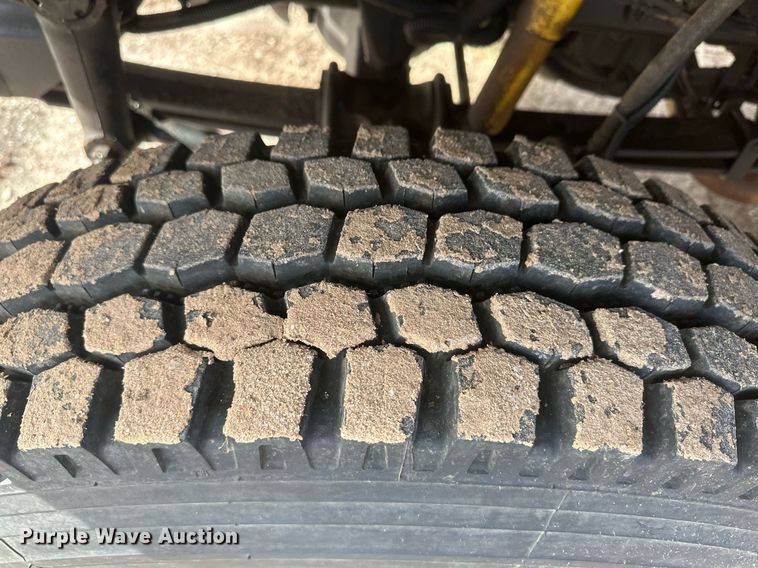 image for item EK9777 2007 International 7300  bucket truck