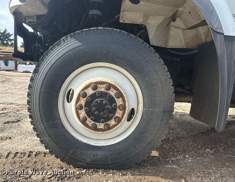 image for item EK9777 2007 International 7300  bucket truck