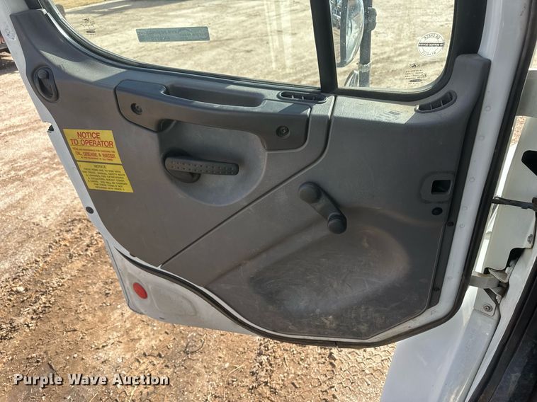 image for item EK9779 2007 Freightliner Business Class M2 106  bucket truck