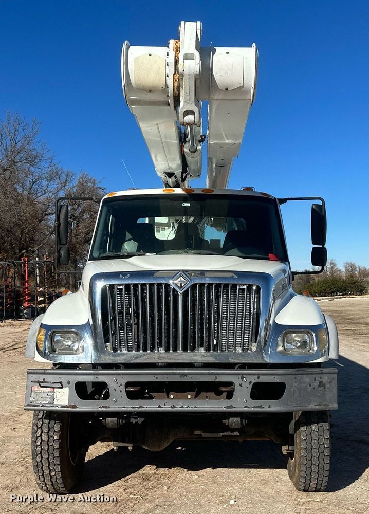 image for item EK9780 2007 International 7300  bucket truck