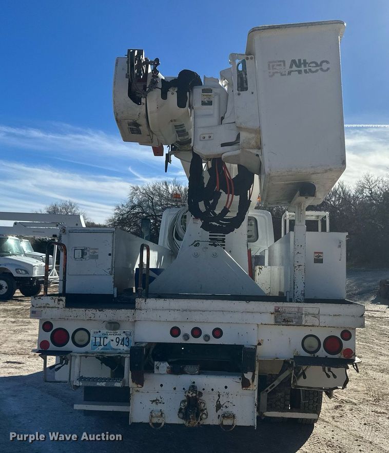 image for item EK9780 2007 International 7300  bucket truck