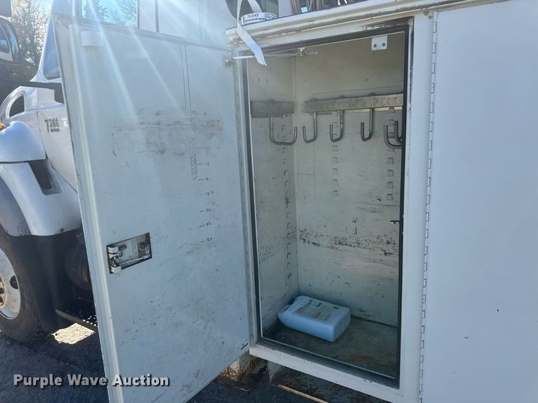 image for item EK9780 2007 International 7300  bucket truck