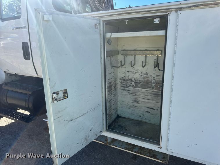 image for item EK9780 2007 International 7300  bucket truck