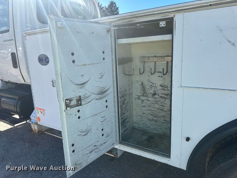 image for item EK9780 2007 International 7300  bucket truck