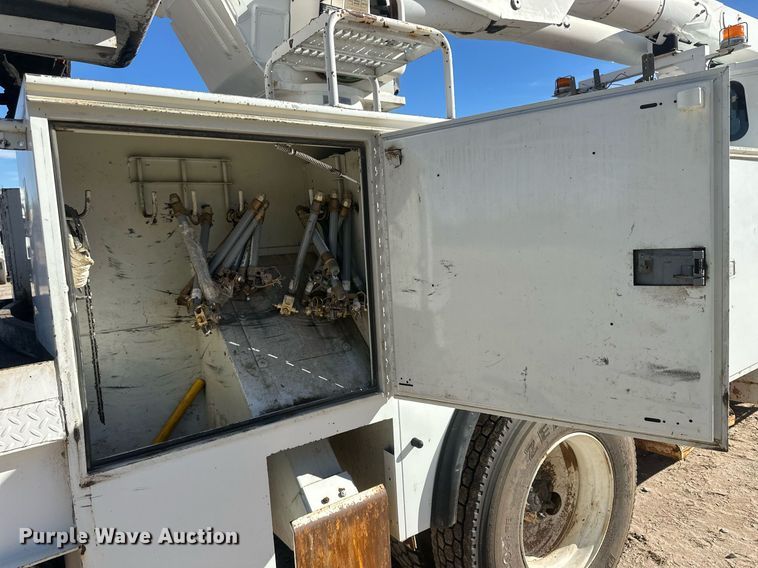 image for item EK9780 2007 International 7300  bucket truck