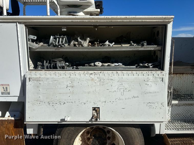 image for item EK9780 2007 International 7300  bucket truck