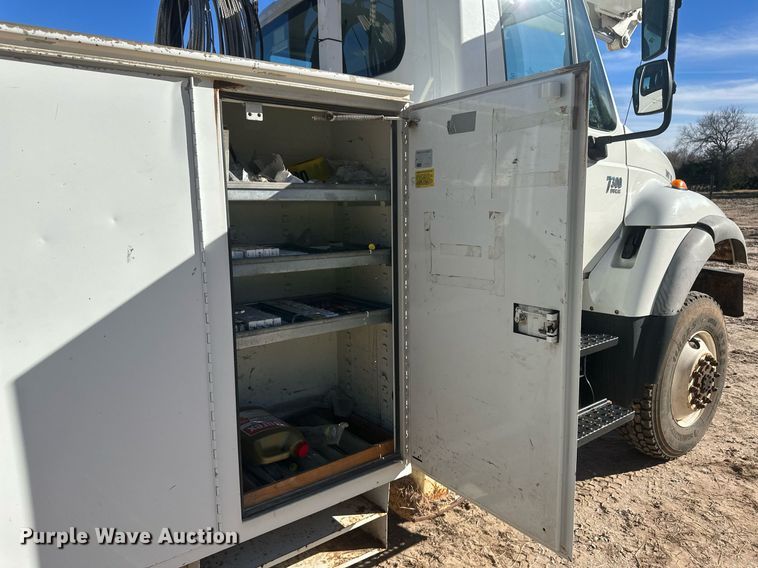 image for item EK9780 2007 International 7300  bucket truck