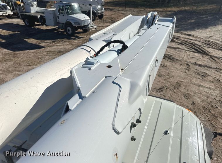 image for item EK9780 2007 International 7300  bucket truck