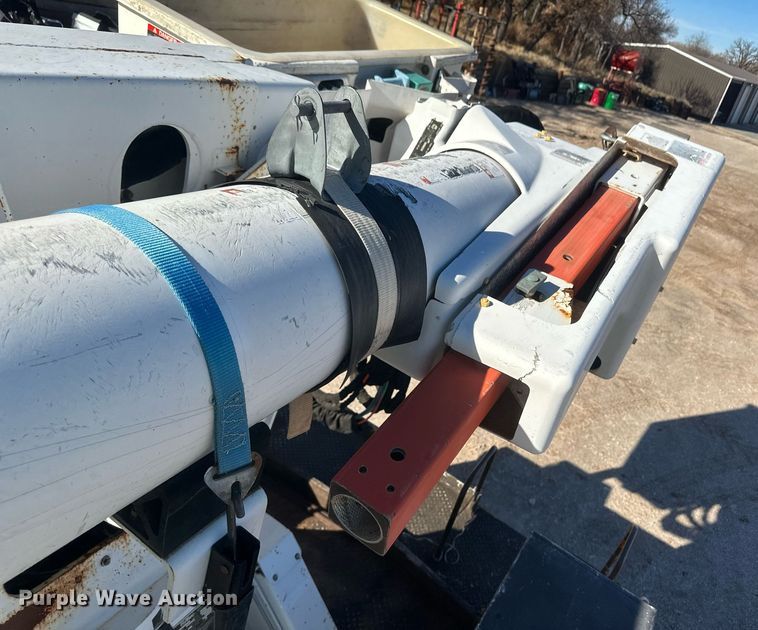 image for item EK9780 2007 International 7300  bucket truck