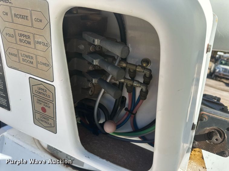 image for item EK9780 2007 International 7300  bucket truck