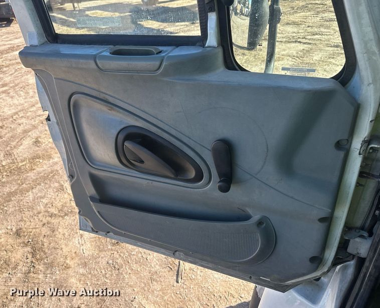 image for item EK9780 2007 International 7300  bucket truck