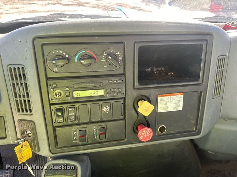 image for item EK9780 2007 International 7300  bucket truck