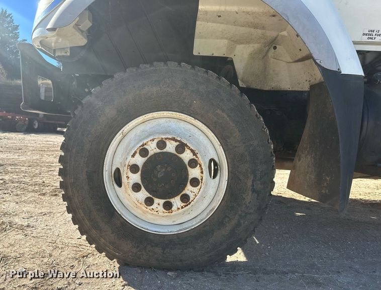 image for item EK9780 2007 International 7300  bucket truck