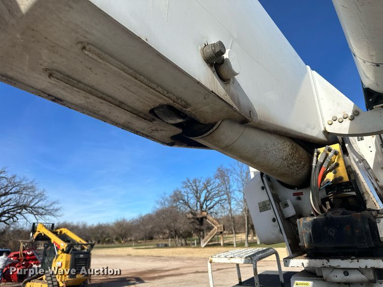 image for item EK9781 2007 International 4300  bucket truck