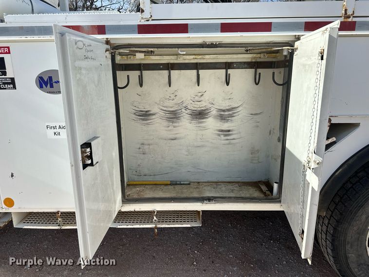 image for item EK9782 2005 Freightliner Business Class M2  bucket truck