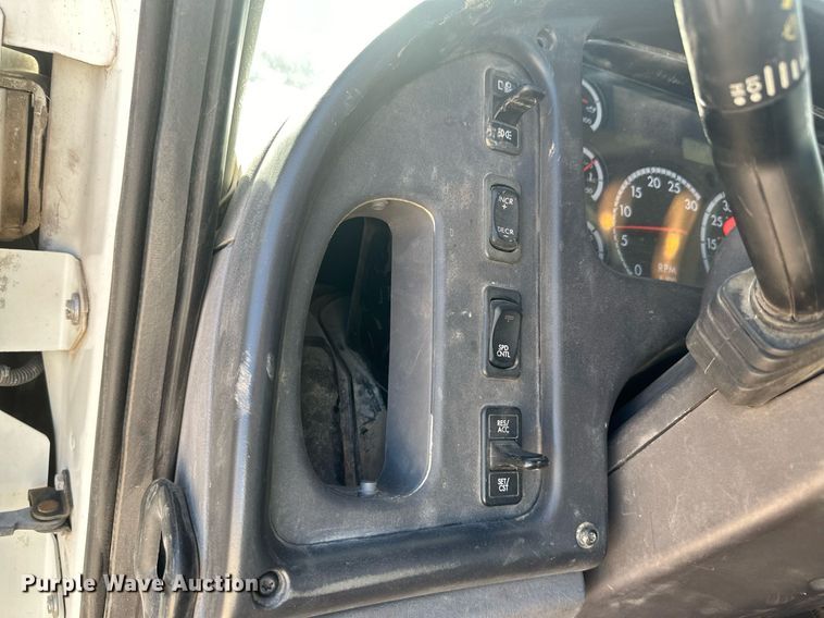 image for item EK9782 2005 Freightliner Business Class M2  bucket truck