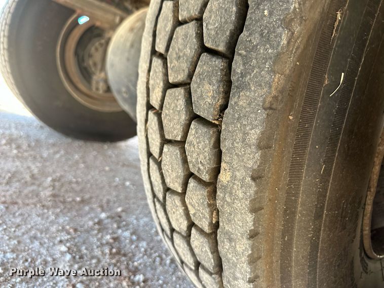 image for item EK9782 2005 Freightliner Business Class M2  bucket truck