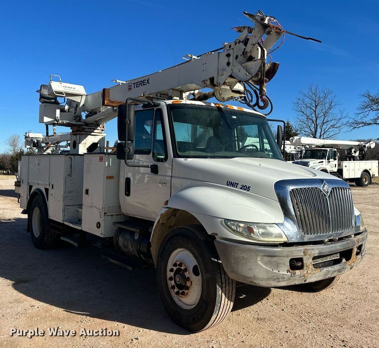 image for item EK9783 2007 International 4300  digger derrick truck