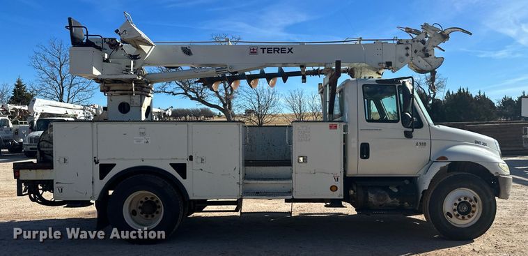 image for item EK9783 2007 International 4300  digger derrick truck