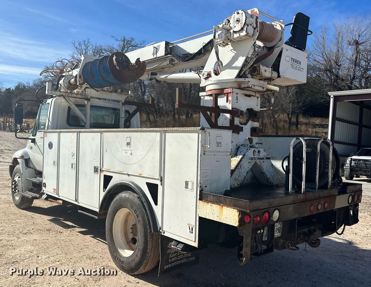 image for item EK9783 2007 International 4300  digger derrick truck