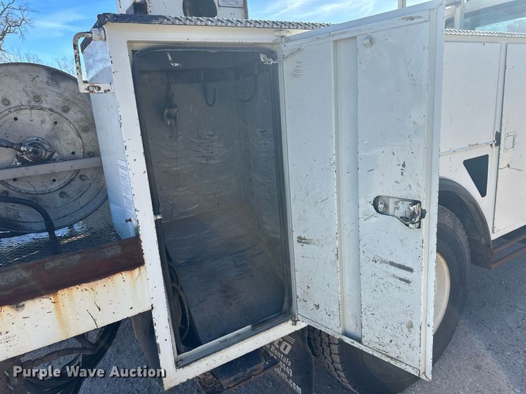 image for item EK9783 2007 International 4300  digger derrick truck