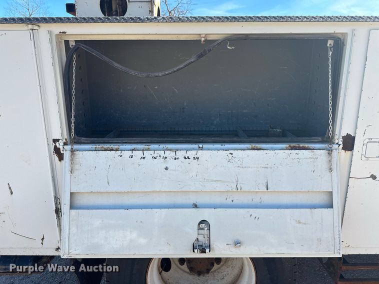 image for item EK9783 2007 International 4300  digger derrick truck