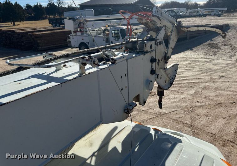 image for item EK9783 2007 International 4300  digger derrick truck