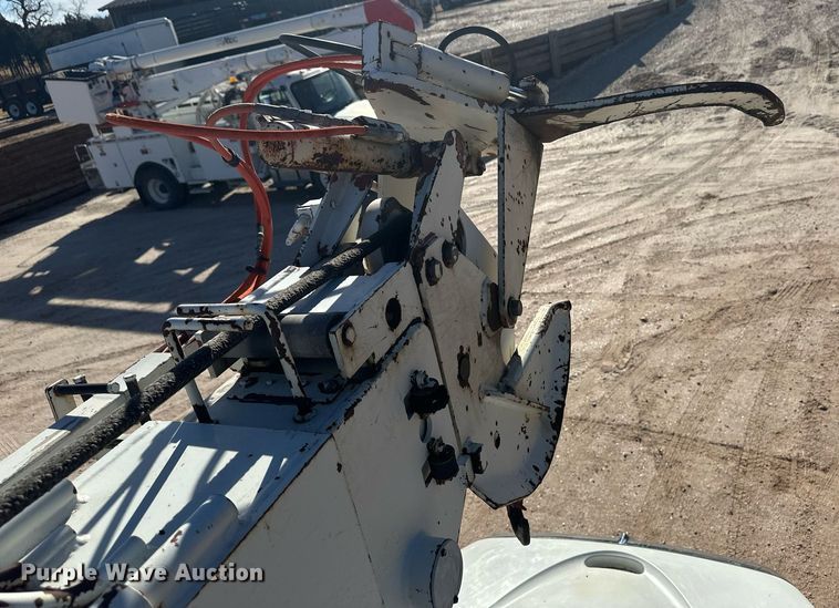 image for item EK9783 2007 International 4300  digger derrick truck