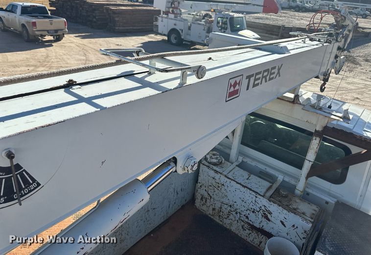 image for item EK9783 2007 International 4300  digger derrick truck