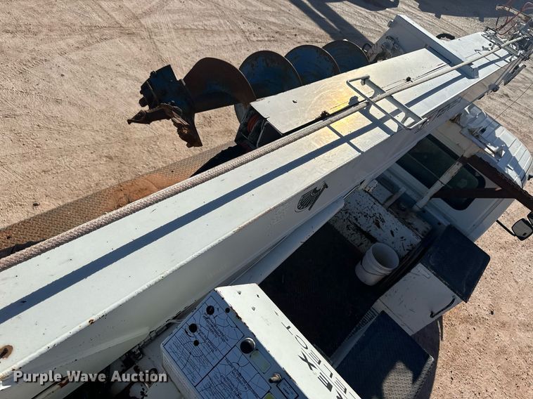 image for item EK9783 2007 International 4300  digger derrick truck