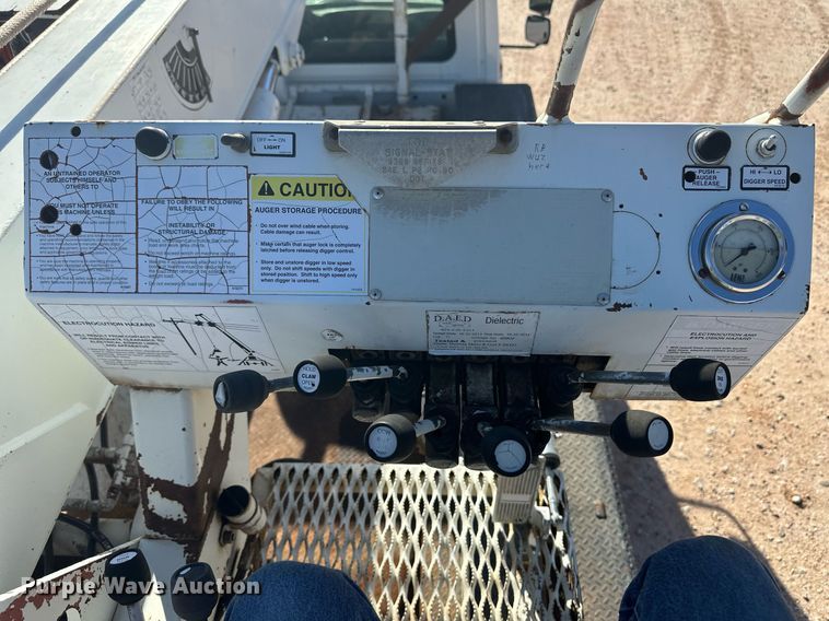 image for item EK9783 2007 International 4300  digger derrick truck