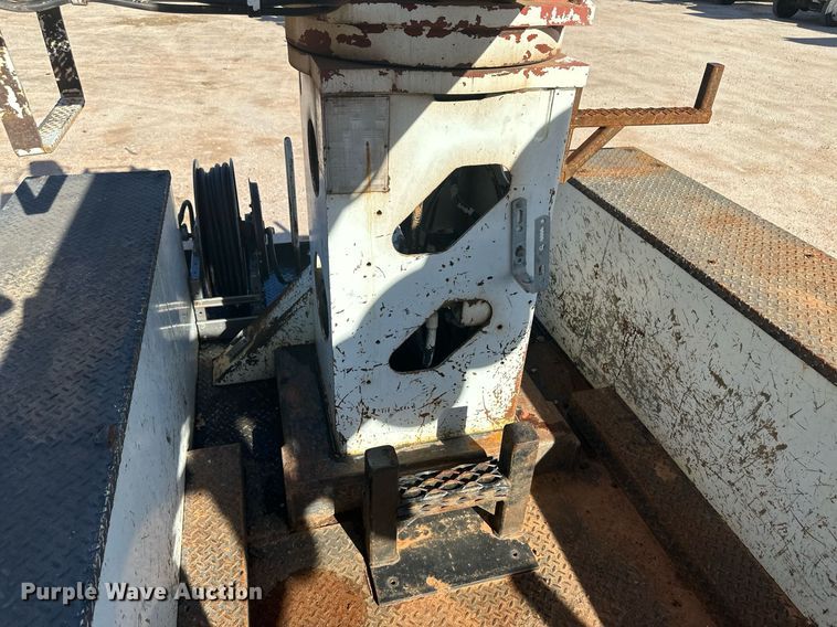 image for item EK9783 2007 International 4300  digger derrick truck