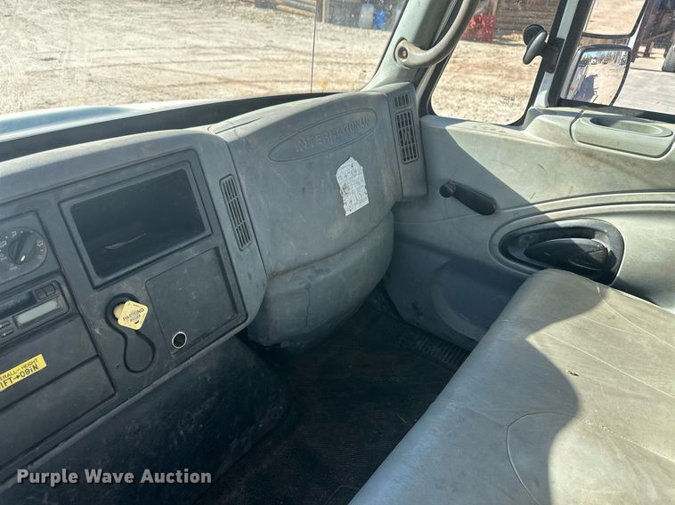 image for item EK9783 2007 International 4300  digger derrick truck