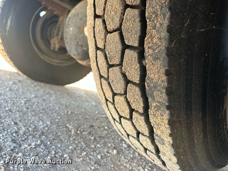 image for item EK9783 2007 International 4300  digger derrick truck