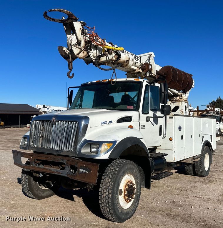 image for item EK9784 2005 International 7300  digger derrick truck