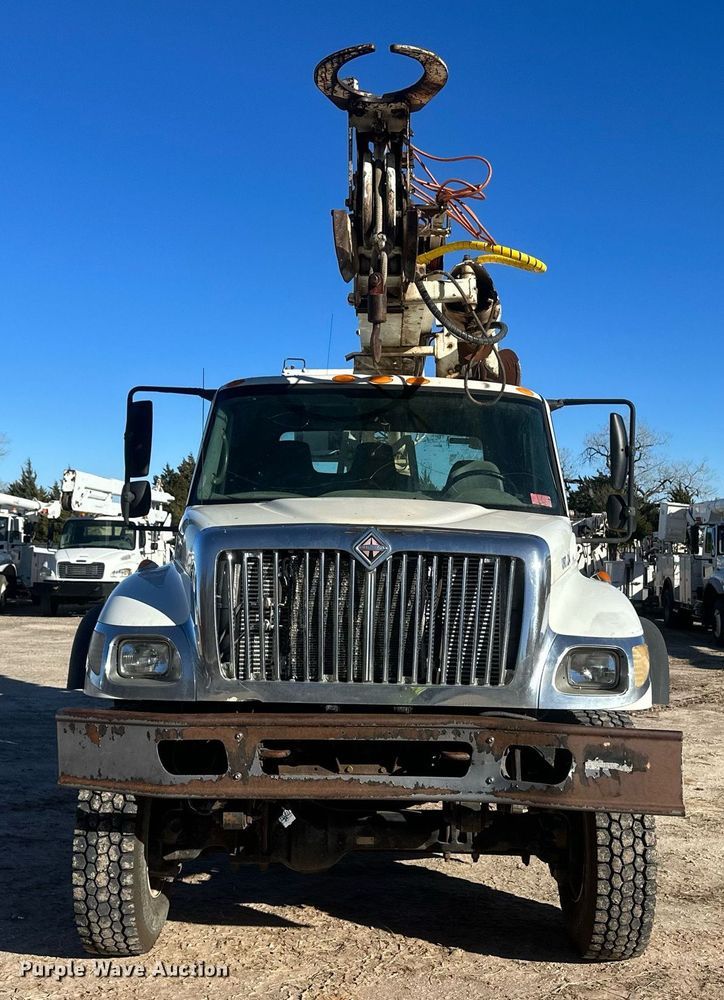 image for item EK9784 2005 International 7300  digger derrick truck