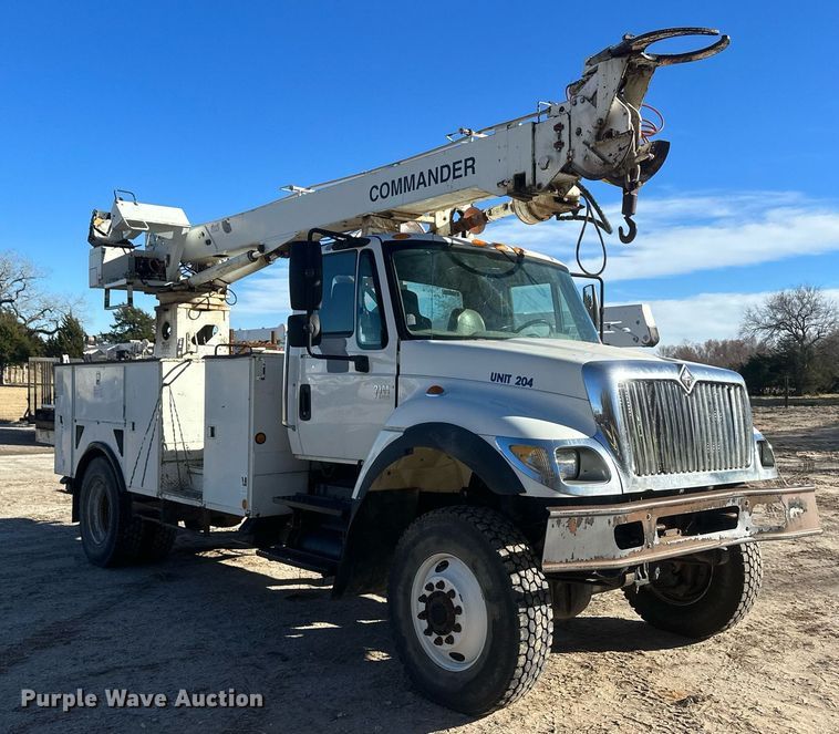 image for item EK9784 2005 International 7300  digger derrick truck