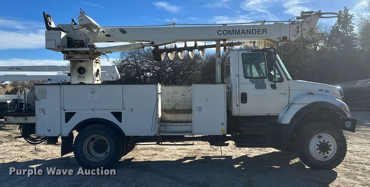 image for item EK9784 2005 International 7300  digger derrick truck