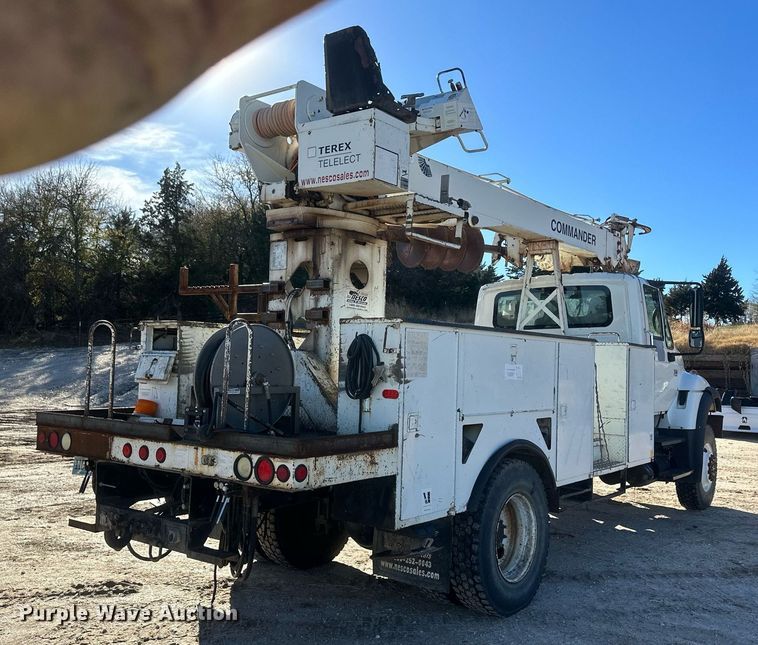 image for item EK9784 2005 International 7300  digger derrick truck