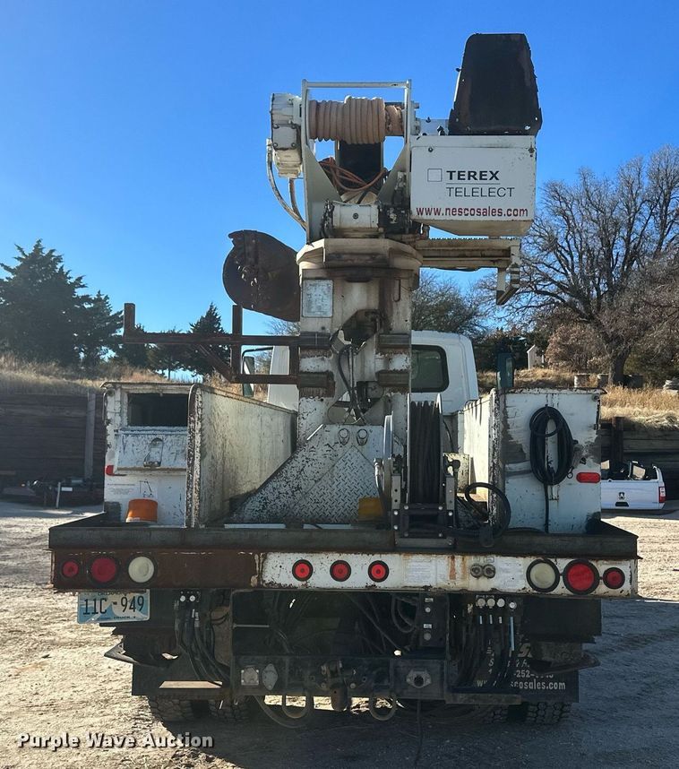 image for item EK9784 2005 International 7300  digger derrick truck