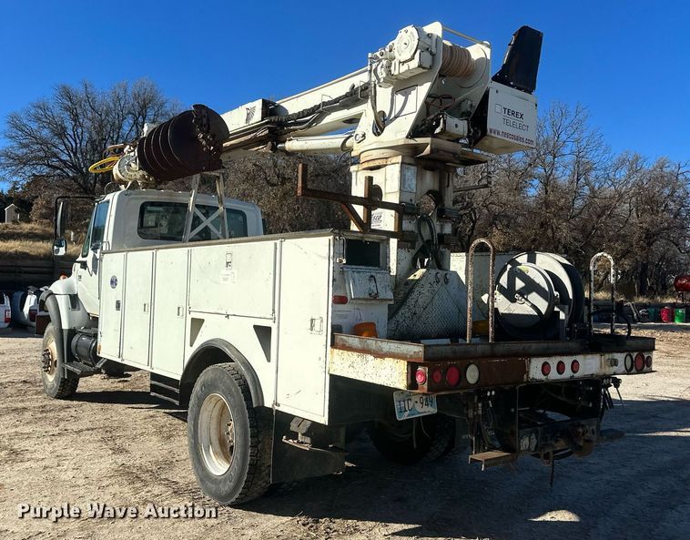 image for item EK9784 2005 International 7300  digger derrick truck